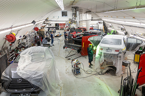 Intérieur du garage de carrosserie